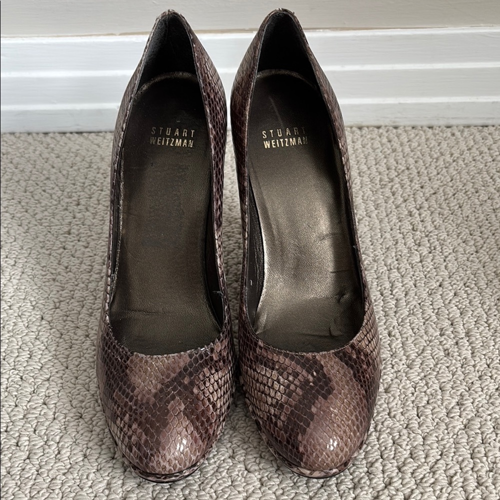 STUART WEITZMAN:  Brown Snakeskin Women's Pumps